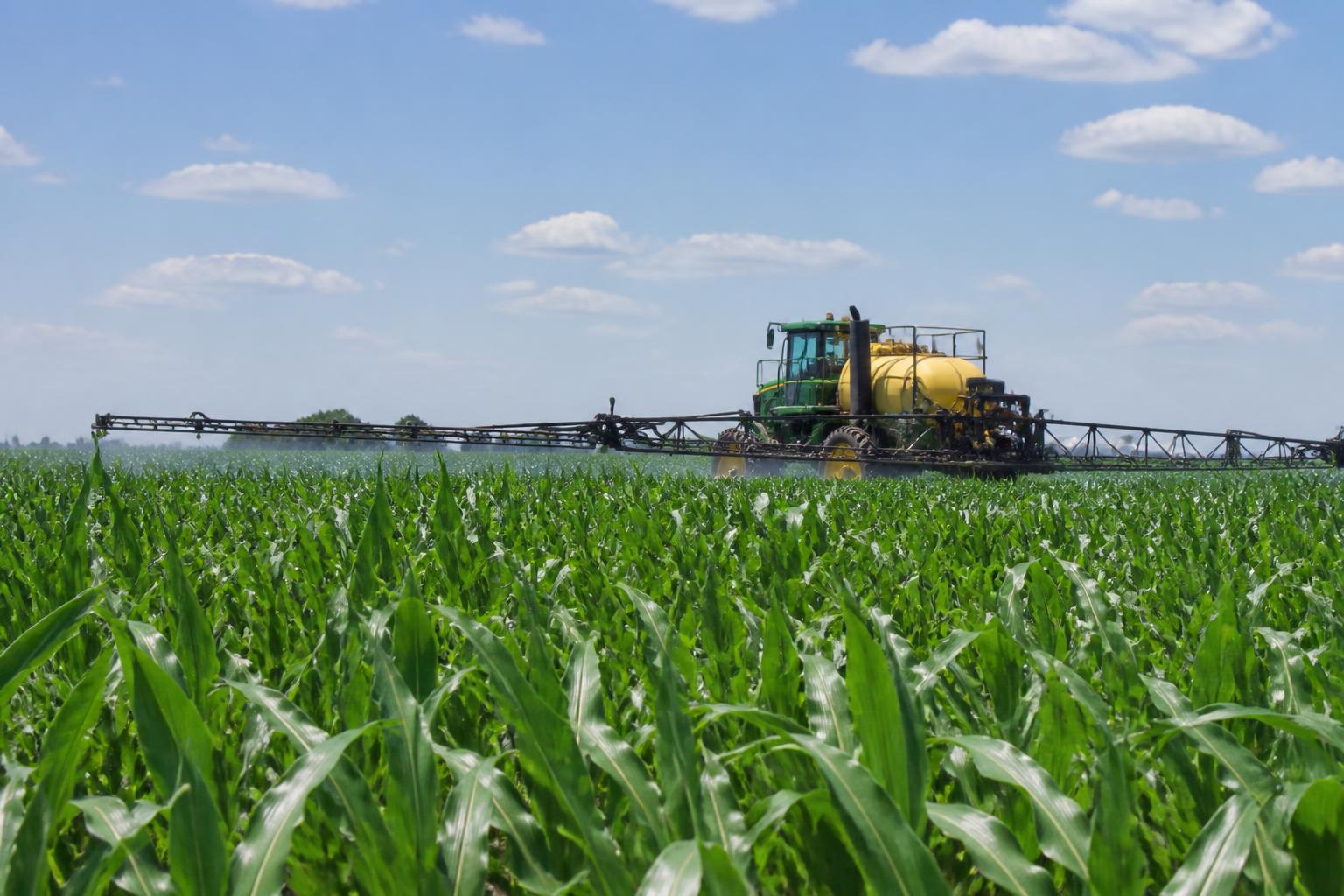 Illinois Crop Protection Brief: Navigating the Dicamba Cutoff, Input Safety, and New Conservation Support